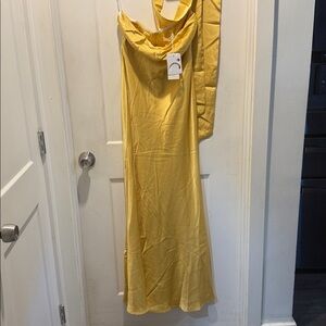 NWT Commense STUNNING Elegant Yellow maxi gown. With tie belt. Size M